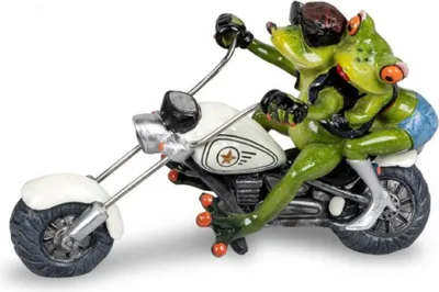 Eine witzige Figur aus zwei Fröschen, die auf einem Chopper-Motorrad fahren. Die Szene ist humorvoll