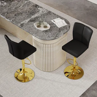 Produktbild von Höhenverstellbarer Barhocker im 2er-Set, 360° drehbar. Barhocker im Schwarz-Gold-Design aus wasserabweisendem Kunstleder, geeignet für Kücheninseln