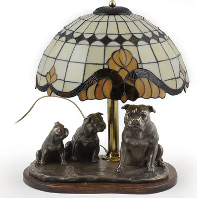 Produktbild von American Staffordshire Terrier, Amstaff - Lampe mit einem Lampenschirm aus Tiffanyglas, Tischlampe mit einer Hunde-Statuette, Inneneinrichtung im Retro-Stil der Marke Art-Dog