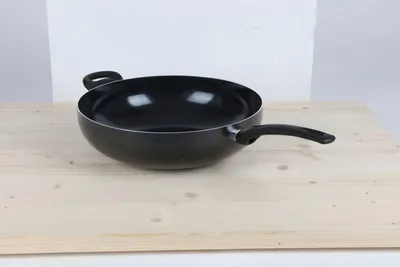 Produktbild von Wokpfanne PALERMO 32 cm schwarz aus Aluminium mit Keramik-Antihaftbeschichtung – für alle Herdarten inklusive Induktion, langlebig und wärmeleitend