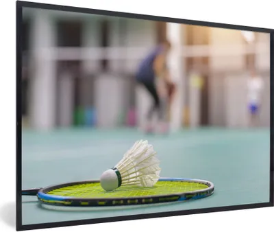 Produktbild von MuchoWow® Gerahmtes Poster Ein Badmintonschläger mit Shuttle liegt in einer Sporthalle 90x60 cm - Poster mit Schwarzem Bilderrahmen Wandposter Rahmen Foto Bilder - Fotorahmen - Foto-Plakat