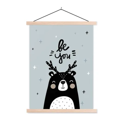 Produktbild von MuchoWow® Textilposter Sei du - Zitate - Kinder - Kinder - Baby - Jungen - Mädchen 60x80 cm mit holzfarbenen Rahmen - Wandbild