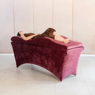 Produktbild von Wellen-Matratze (curved lash bed topper) mit Memory-Schaum und velours Bezug | Für Wimpernverlängerung, Kosmetikbehandlungen | 180x60 cm, burgundy