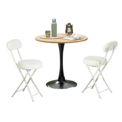 Image de Ensemble de salle à manger Cosy de style scandinave, comprenant une table ronde en chêne et quatre chaises pliantes blanches