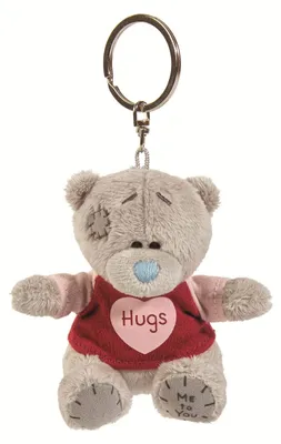 Image de Porte-clés - Ourson en t-shirt avec l'inscription « Hugs » (7,5 cm) - Carte Blanche Greetings Ltd.