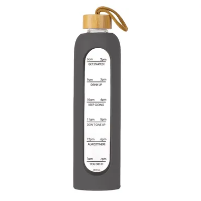 Produktbild von Intirilife Trinkflasche aus Glas mit Zeitmarkierung in Grau - 820 - 900 ml Füllmenge - Motivations Wasser Flasche mit griffigem Silikon und Handschlaufe am Deckel für Sport Freizeit Arbeit