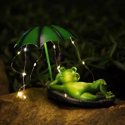 Produktbild von Gartenfiguren von Fröschen, Dekoration für den Außenbereich mit Sonnenschirm, wasserdichte Gartenornamente und stimmungsvolle Beleuchtung für Gartenwege und Gärten.