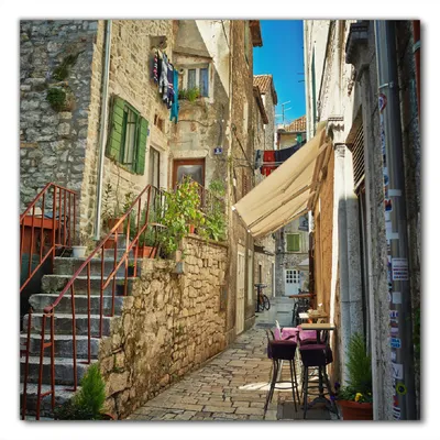 Produktbild von Wallario selbstklebende Möbelfolie/ Tischdecke für Innen und Außen, Größe: 70 x 70 cm - Romantische Gasse in Kroatien mitten in der Stadt