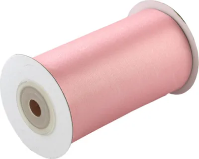 100mm breites, 10m langes, einseitig glänzendes Satinband in gedämpftem Rosa auf Rolle. Perfekt für Bastelprojekte und Geschenkverpackungen