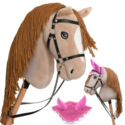 Productafbeelding van Hobby Horse Perlino met hoofdstel, teugels, bit en roze kapje - Formaat A3