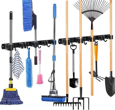 Image de Support mural Unyqoos® pour balais, serpillères et outils de jardin, lot de 2 – 5 fentes de maintien + 4 crochets, noir, résistant à la corrosion, diamètre de manche de 19 à 25 mm, capacité de chaque fente jusqu'à 3 kg