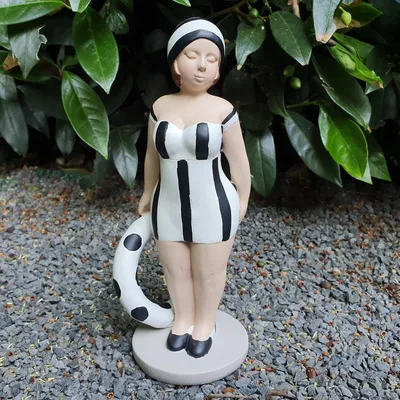 Zdjęcie produktu dla Figurka ogrodowa stojąca syrenka z kołem ratunkowym  21 cm biała