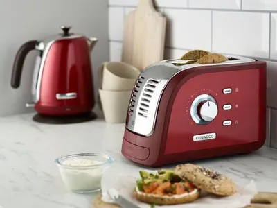 Produktbild von Kenwood TCM300RD/TCM300CR Toaster, Kunststoffgehäuse, Stoppfunktion, Auftaufunktion