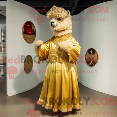 Image de Personnage mascotte REDBROKOLY d un alpaga doré habillé d une robe portefeuille et de ceintures de smoking