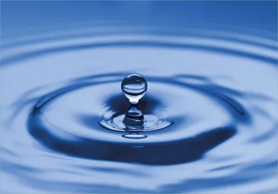 Produktbild von Wallario Poster - Wassertropfen im blauen Wasser, Kunstdruck Größe: 70 x 100 cm