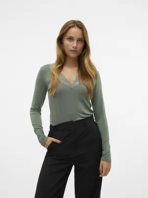 Produktbild von VERO MODA Bluse Slim Fit V-Ausschnitt Spitzen-Detail Basic Größe: L