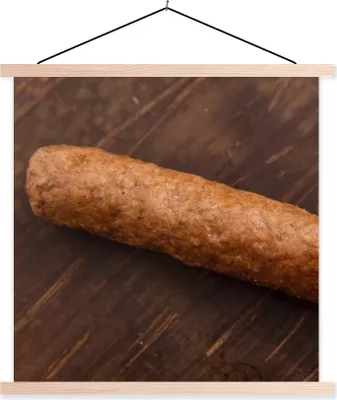 Produktbild von MuchoWow® Textilposter Ein leckerer Frikandel auf einem hölzernen Hintergrund 40x40 cm mit holzfarbenen Rahmen - Posterleiste