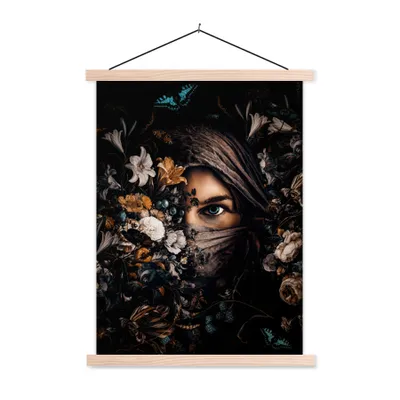 Produktbild von MuchoWow® Textilposter Frau - Luxus - Blumen - Schmetterling - Porträt 40x53 cm mit holzfarbenen Rahmen - Schlafzimmer
