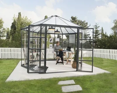 Zdjęcie produktu dla Szklarnia Palram - Canopia Oasis 12 FT z ramą fundamentową, oknami żaluzjowymi, rynną deszczową 316 x 363 cm antracytowa