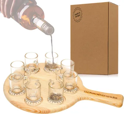 Productafbeelding van Smart-Planet schenkplankje met 8 shotglazen, als mini bierkan. Ideaal voor een borrel. Schenkglazen op een plank van beukenhout met een opdruk. Cadeau voor mannen