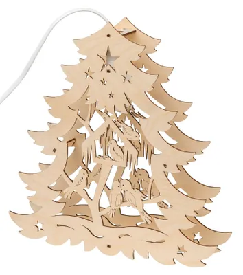 Das Bild zeigt ein kunstvoll gestaltetes Fensterbild aus Holz in Form eines Baumes in dem sich mehrere Vögel befinden und sich am Vogelhäuschen Futter suchen