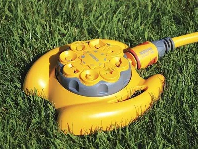 Image de Arroseur de jardin d'été pour pelouse
