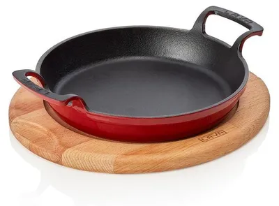 Obrázek produktu pro LAVA pánev na smažení/servírování červená Ø 20 cm s dřevěnou trojnožkou, Servírovací pánve 36 ze smaltované litinové řady
