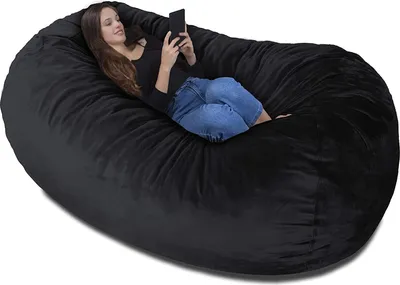 Produktbild von Der größte Sitzsack der Welt in Nachtschwarz mit kuschelweichem Velour Bezug und 1500 Liter Memory-Schaumstoff Füllung