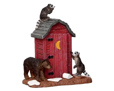 Obrázek produktu pro Lemax 24492 - Outhouse Marauders - Mývalové v záchodovém domě - Vail Village - Vánoční svět příslušenství
