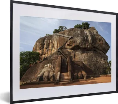 Produktbild von MuchoWow® MuchoWow® Gerahmtes Poster Die Löwentreppe auf dem Sigiriya-Felsen oder dem Löwenfelsen 40x30 cm - Poster mit zchwarzem Bilderrahmen - Bilderrahmen - Poster im Rahmen