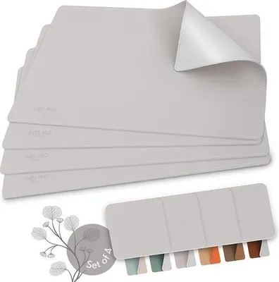 Immagine prodotto di Set di 4 sottopiatti da tavolo Unyqoos® in ecopelle, resistenti al calore e lavabili, inclusi sottobicchieri, reversibili, con bordi accuratamente cuciti, dimensioni 43x30 cm, spessore 2 mm, colore lilla-grigio/argento