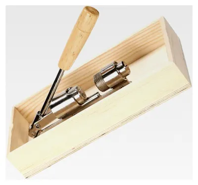 Produktbild von Manueller Nussöffner aus Holz mit Hebelprinzip und Aufbewahrungsbox für Walnüsse