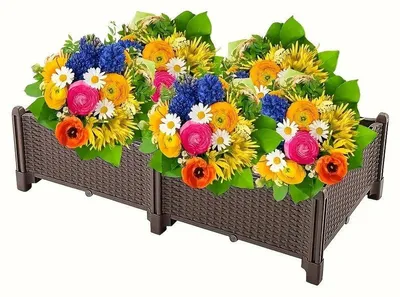 Zwei braune Hochbeete im Weidenoptik gefüllt mit bunten Blumen, darunter gelbe, blaue, rosa und orange Blüten