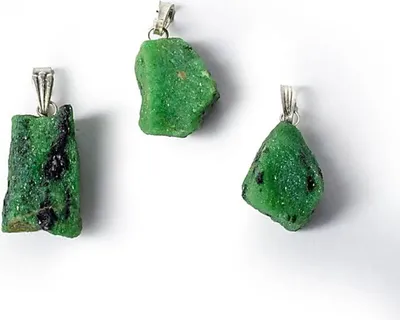 Image de Pendentif rubis en zoisite (anyolite) avec pierres précieuses brutes - paquet de 3 pièces - ± 2,5 cm