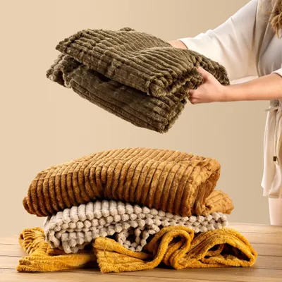 Produktbild von Dutch Decor Wohndecke Flanell-Jacquard Marthy 140x180 cm Braun