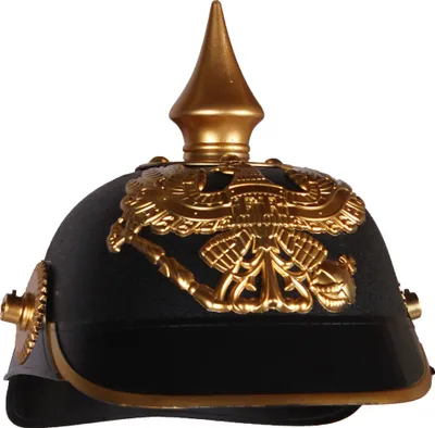 Schwarze Pickelhaube mit Kinnriemen und mit goldenen Verzierungen und Adler-Symbol von Vorne