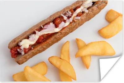 Produktbild von MuchoWow® Poster Leckeres Frikandel-Spezial mit Pommes frites auf einem weißen Teller 60x40 cm - Schlafzimmerdekoration
