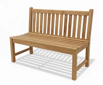 Gartenbank Picadelly 120 cm aus Teak mit Lamellenlehne und gerader Sitzflaeche in Gesamtansicht von vorne.