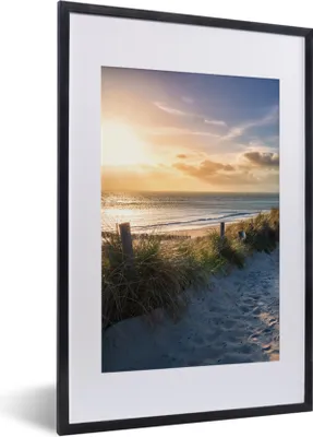 Produktbild von MuchoWow® Gerahmtes Poster Sonnenuntergang - Strand - Düne - Gras - Bank 40x60 cm - Poster mit Schwarzem Bilderrahmen Wandposter Rahmen Foto Bilder - Poster in Rahmen