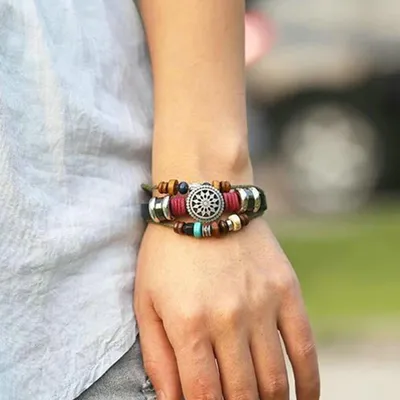 Produktbild von Boho-Damen-Armband mit mehrlagigen Perlen, gewebtem Lederseil, verstellbarer Schmuck