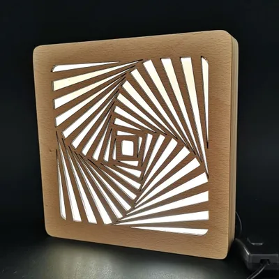 Produktbild von Holzlampe mit Spiralmotiv, Größe 20 cm, mit LED-Beleuchtung mit