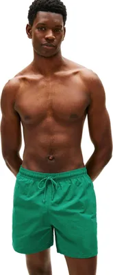 Productafbeelding van Tommy Hilfiger heren zwemshorts, model Medium, met trekkoord en logo, groen (Rainforest Emerald)