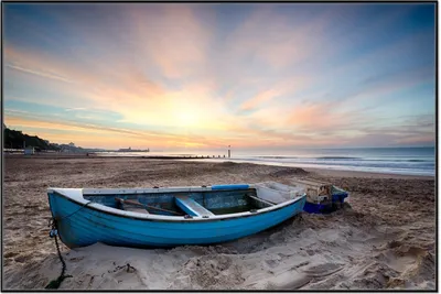 Produktbild von Wallario Wandbild Fischerboot am Strand bei Sonnenuntergang, Größe: 61 x 91,50 cm, Poster mit schwarzem Aluminiumrahmen