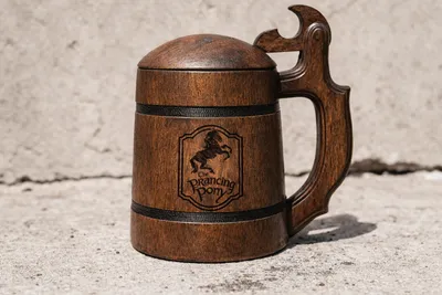 Produktbild von Holzkrug mit Deckel „Prancing Pony” – Krug im Stil von „Der Herr der Ringe“ | Geschenk für Fantasy-Fans