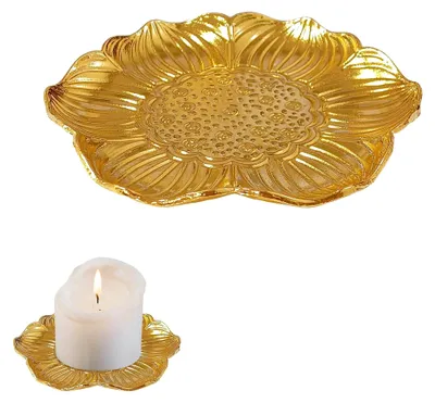 Produktbild von Eleganter Kerzenteller in Gold mit Lotus-Design, vielseitig einsetzbar als Schmuckschale, runder Kerzenständer und Stumpenkerzenuntersetzer aus Metall, stilvoll für Wohnambiente und Anlassdekoration