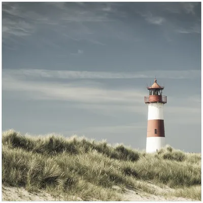 Produktbild von Wallario Wandbild aus Acryl, 50 x 50 cm, freischwebende Optik - Leuchtturm auf der Düne am Strand