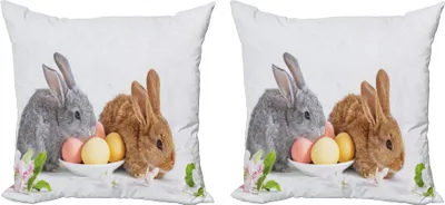 Produktbild von ABAKUHAUS Osterhase Kissenbezug Set (2Stück), Foto von zwei Ostern Kaninchen Grau und Braun mit Blumen und Eiern Spring Time, 45 x 45 cm, Mehrfarbig
