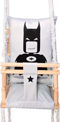Produktbild von Love Gifts® Babyschaukel aus Holz hochwertig und geeignet als Indoor Schaukel, montierbar an der Decke sowie im Türrahmen, Batman, EU