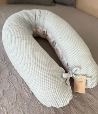 Produktbild von 170 cm M/L Kissen Seitenschläferkissen Schwangerschaftskissen Stillkissen Bezug HASE Beige-Weiß/ Waffelpique MINZE  Relaxkissen Schlafen LOOLAY