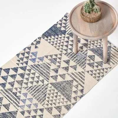 Obrázek produktu pro HOMESCAPES Bavlněný koberec Delphi s geometrickým vzorem v modré a bílé barvě, 66 x 200 cm